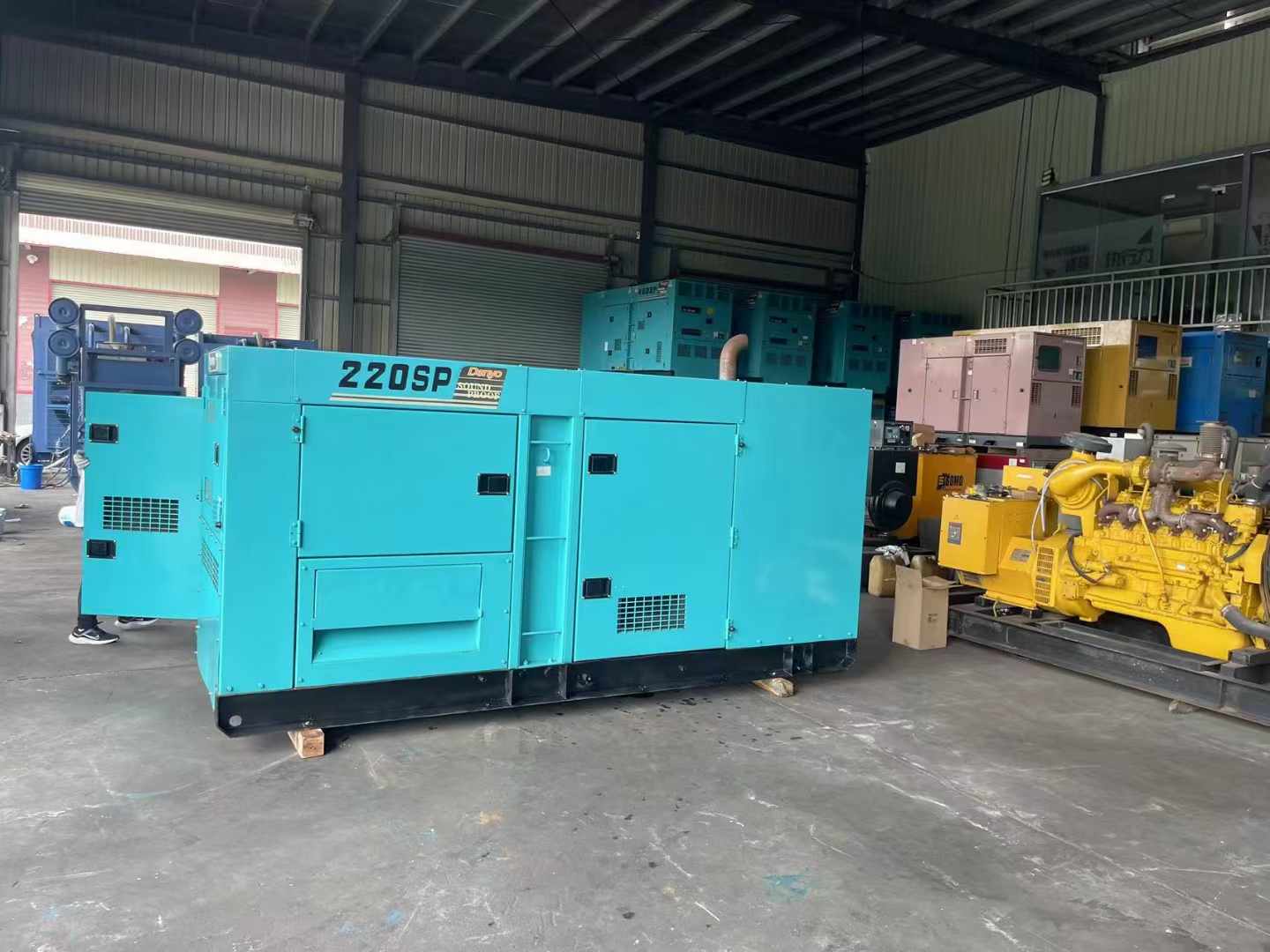 光山柴油发电机组长期不间断运行时，如何监控其温度和压力？