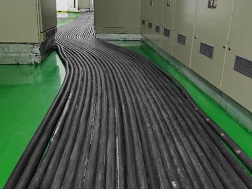 光山如何根据理论计算公式计算温度对特定电压测量结果的影响？